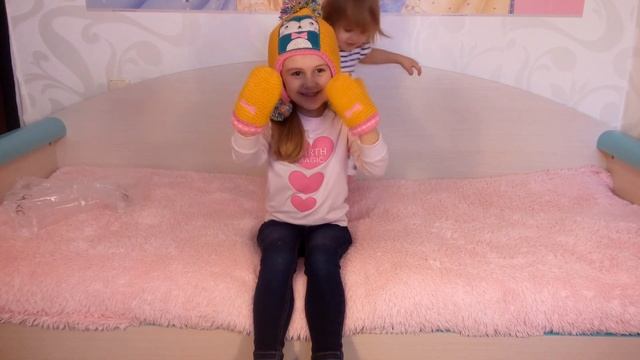 Распаковка посылки с ботинками, шапкой и курткой