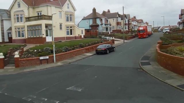 Английский  завтрак и большой автобус