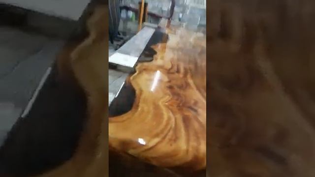 Стол с эпоксидной смолой