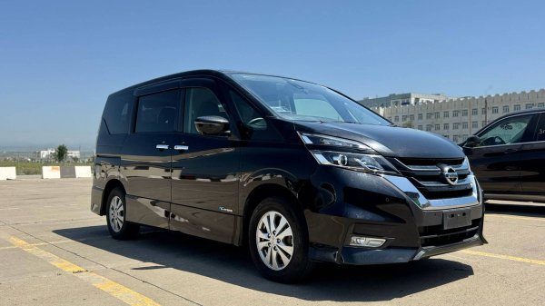 Гибрид, 4WD и комфорт. Nissan Serena.