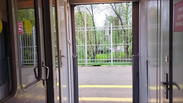 28 мая 2025 г. Электропоезд ЭТ2М-090 Сообщением Шапки-Обухово Прибывает на станцию Колпино смотреть онлайн