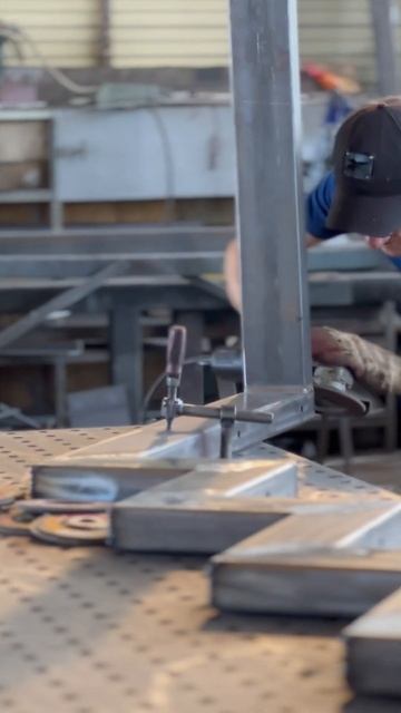 Изготовление косоура лестницы из профильной трубы 100х смотреть онлайн