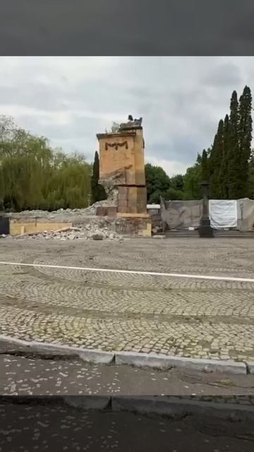 Власти Львова демонтировали колонны на входе в мемориальный комплекс Холм Славы смотреть онлайн