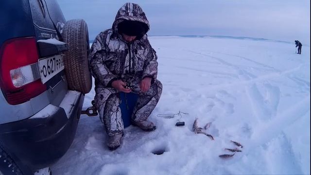 Ловля мелкого окуня на большой глубине 18м удочкой с безынерционной катушкой. смотреть онлайн
