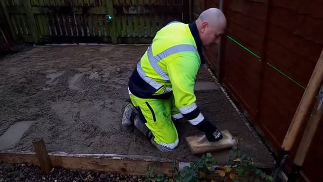 Screeding A Shed Base Sand And Cement Fibre Screed, Полусухая стяжка.