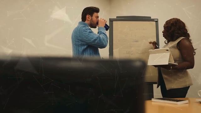 Команда обсуждает текущие результаты и строит планы н смотреть онлайн