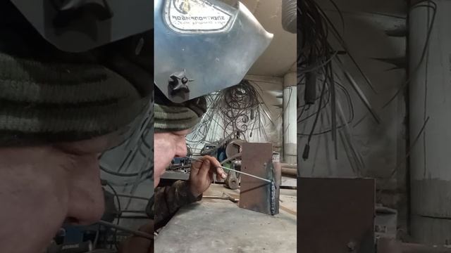 показываю как варить двойку электродом.вертикал.