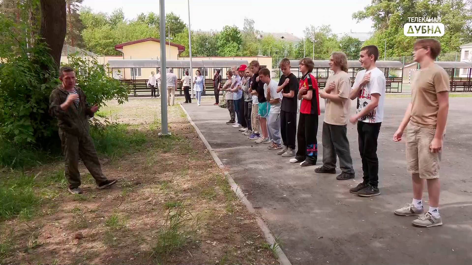 Площадка для воздушно-десантной подготовки развернулась на стадионе Школы №1 в Дубне смотреть онлайн