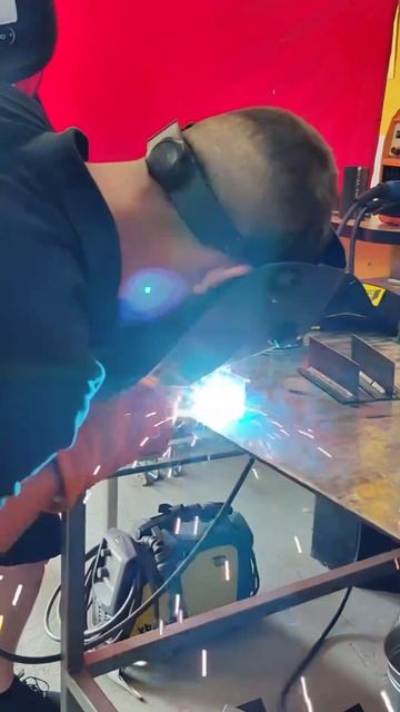 Конкурсант на сварку тавра полуавтоматом, и далее, пер смотреть онлайн