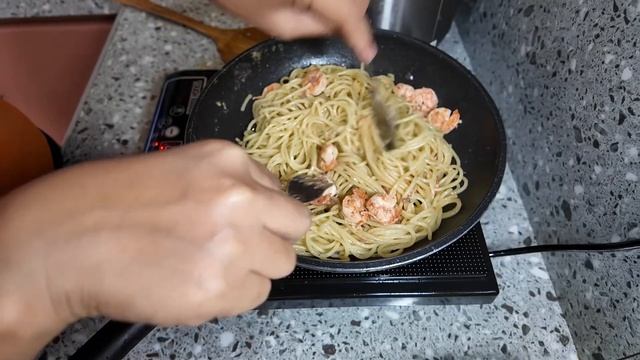 Готовим простой обед из креветок и идём на пляж.