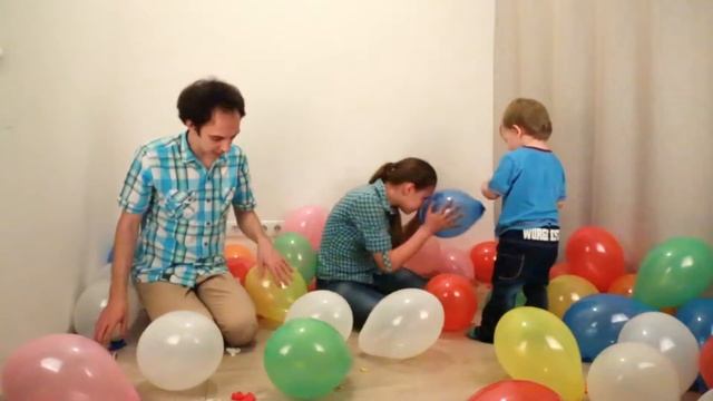 Шарики с сюрпризами. Сто шариков. Лопаем шарики и ищем сюрпризы.