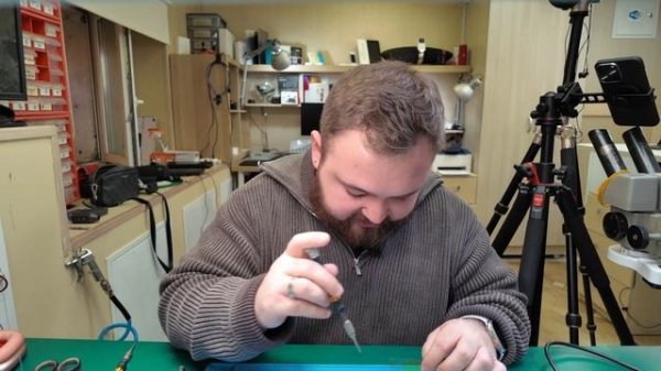 Смотрим, что внутри iPhone 16 Pro Max!