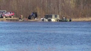 Вездеход СЕВЕР аналог ШЕРПа, переправа через речку. Без лодки ничего бы не получилось.