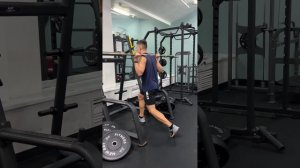 Приседания в ножницы со штангой