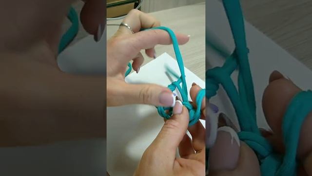 Вяжем руками 1 ряд 