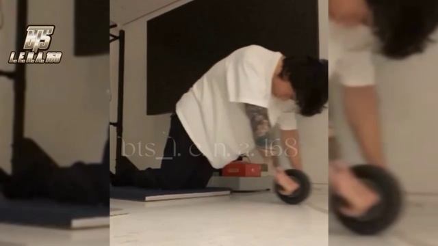 Я знаю на каком кадре вы залипнете! Итак, новый пирсинг Чонгука и ночная тренировка на Weverse Live смотреть онлайн