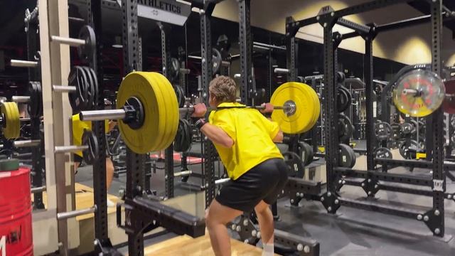 КАК НАКАЧАТЬ МОЩНЫЕ НОГИ L ТЯНУ И ПРИСЕДАЮ В LOMOV GYM