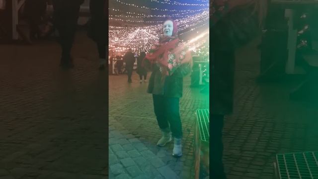 Добродушная бабушка поёт народные песни | Dobroduszna babcia śp смотреть онлайн