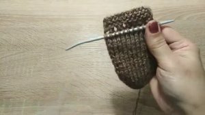 Детские тапочки-пинетки на 2 спицах.