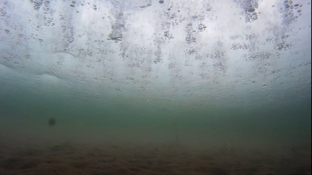 Подводное видео. Аккуратная ловля рыбы в глухозимье смотреть онлайн