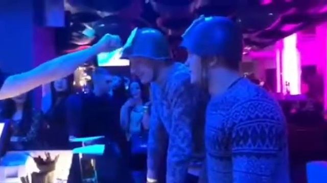 коктейль в каске смотреть онлайн