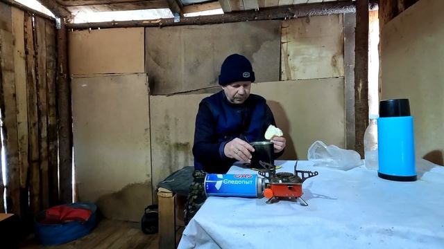 В избушке  я навëл порядок и варю суп.