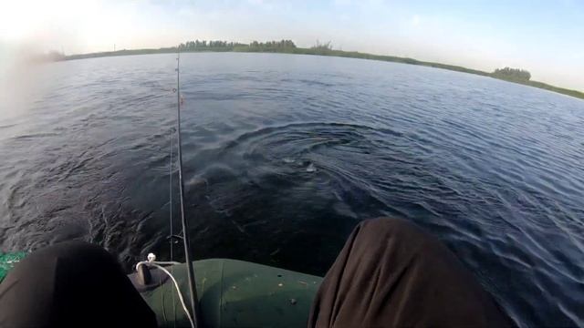 Рыбалка на лодке на спиннинг на большом озере. смотреть онлайн
