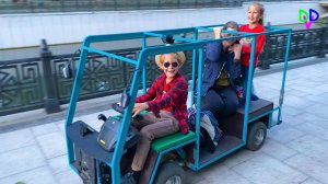 Диана и Даня решили прокатиться на самодельном автобусе для детей.