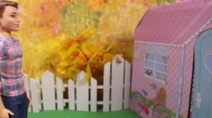 Анджела пошла на вечеринку с картонным манекеном - Сериал Мама Барби