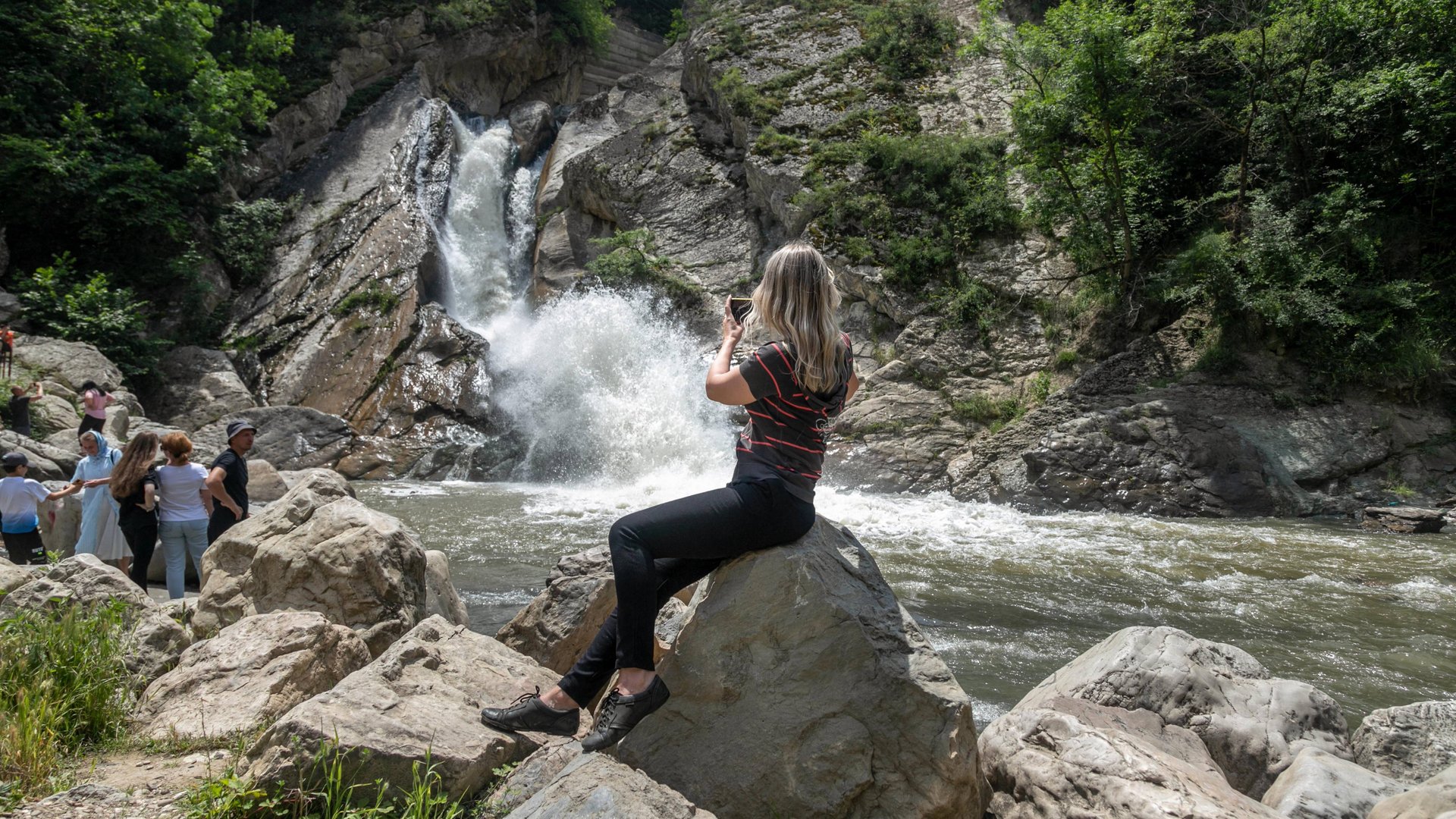 Хучнинский водопад – самый легкодоступный водопад в Дагестане. Припаркуемся прямо у его подножия смотреть онлайн