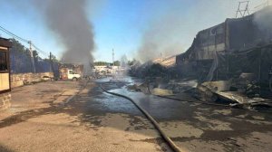 Два ангара обрушились при пожаре на строительном рынке в Солнечногорске