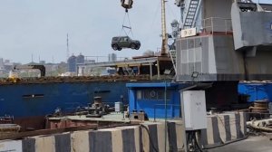 Разгрузка автомобилей из Японии во Владивостоке. Пока