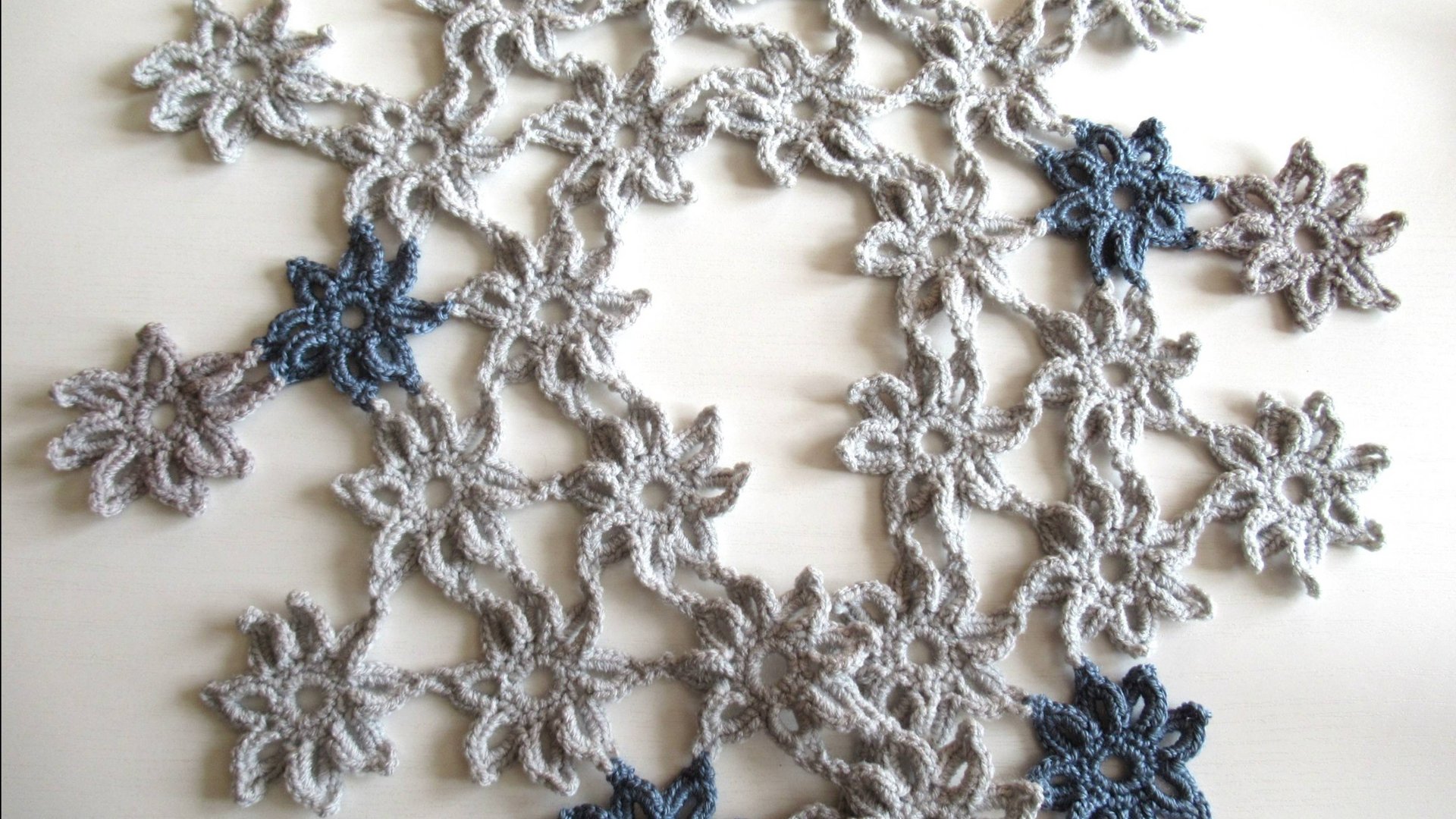 Порядок соединения вязаных цветочков для создания воротника смотреть онлайн