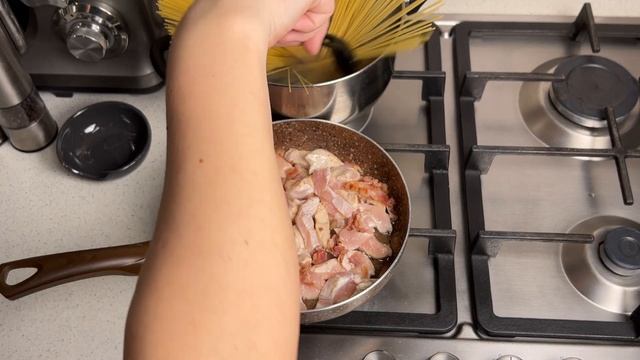 КАК ПРИГОТОВИТЬ ПАСТУ КАРБОНАРУ С КУРИЦЕЙ И СЛИВКАМИ ? смотреть онлайн