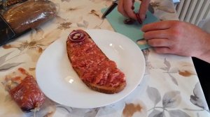 Традиционная немецкая еда Сырой мясной фарш со специя