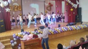 Танцевальный флешмоб на выпускном в начальной школе