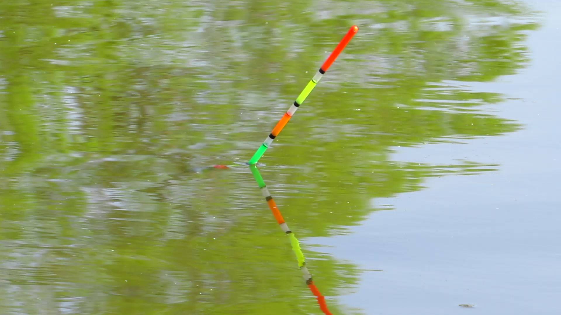 КАРАСИ ПОД НОГАМИ РЫБАЛКА НА ПОПЛАВОК ЛОВЛЯ ВЕСЕННЕГО КАРАСЯ смотреть онлайн