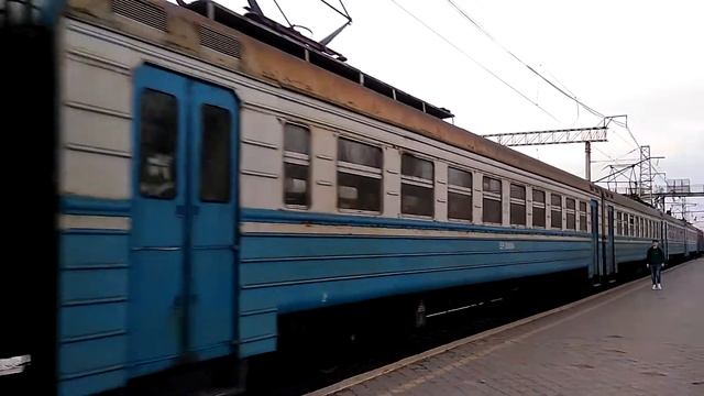 Отправление электропоезда ЭР1-208 с сообщением Тимково-Никополь со станции Кривой Рог-Главный. смотреть онлайн