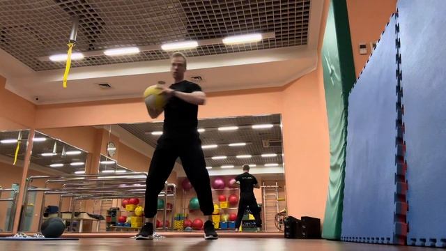 РОТАЦИОННЫЙ ОТ ГРУДИ/ПЛЕЧА бросок набивного мяча стоя смотреть онлайн