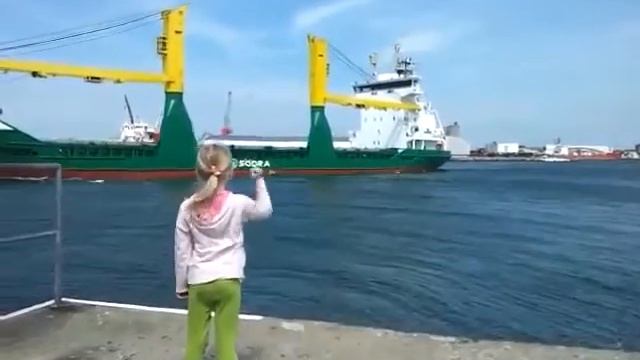 Девочка просит посигналить корабль