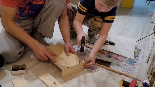 DIY. Дамир и Святослав делают кормушку для птиц. смотреть онлайн