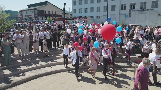 Для тулунских выпускников прозвенел Последний звонок смотреть онлайн