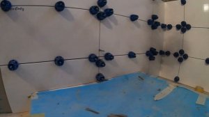 Укладка плитки на стены в маленьком туалете.