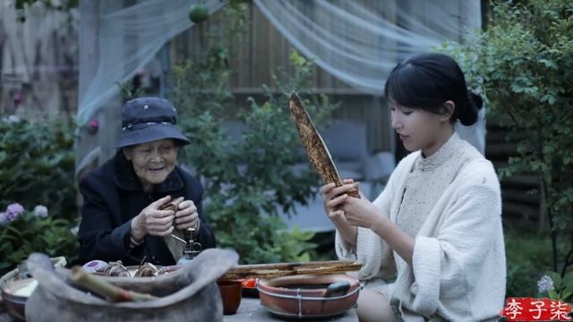 As a kid, I used to eat zongzi wrapped in shells of bamboo shoots.我小时候吃过的传统笋壳粽子，你那有吗？丨Liziqi Channel смотреть онлайн