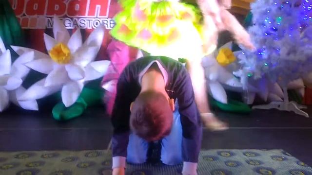 Клоун с дрессированной собачкой и дети в магазине 2017 L смотреть онлайн