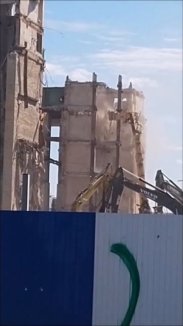 Liebherr пожирает Дом Советов в Калининграде!