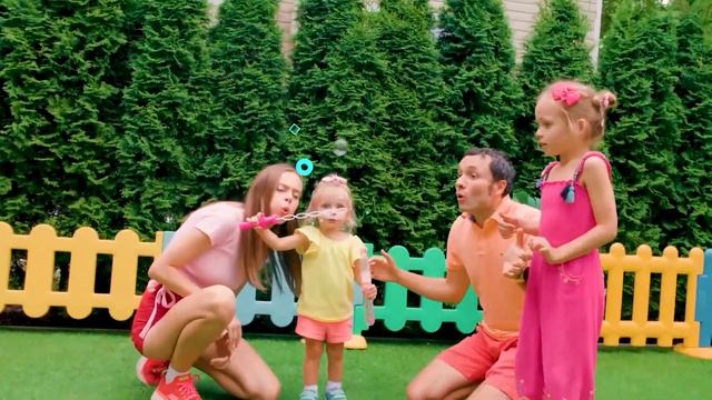 Кто стучится в дверь? Прятки с папой и неожиданное приключение! смотреть онлайн