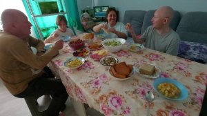 Отправили и соскучились уже. Кто-то пилит картошку...