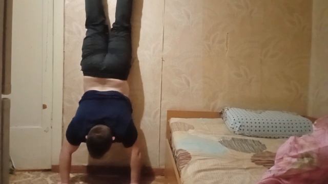 ОТЖИМАНИЯ В СТОЙКЕ НА РУКАХ У СТЕНЫ.Подводящее упражн? смотреть онлайн