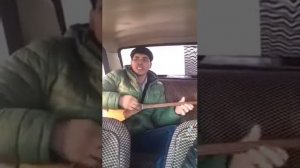 Аман черный красиво играет на домбыре